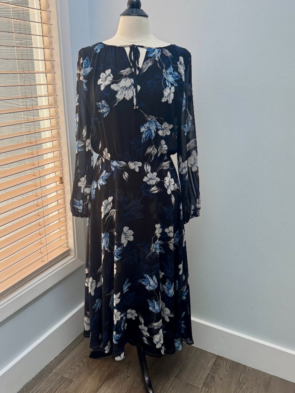 White House Black Market Esme Floral blouson midi dress sz.8 navy long sleeve